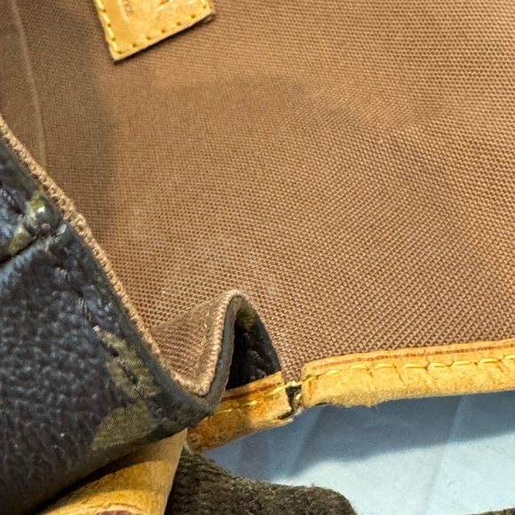 Authentic Louis Vuitton Bosphore Crossbody Bag - Picture 13 of 15